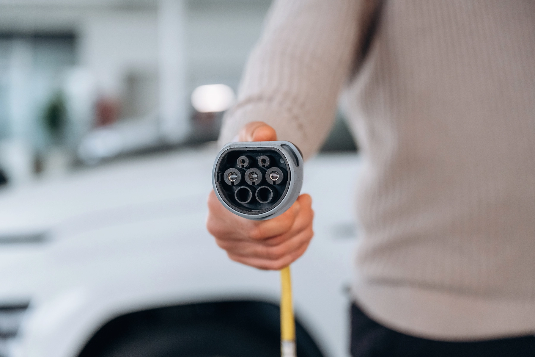 Bestuurder bij een elektrische auto en laadpunt