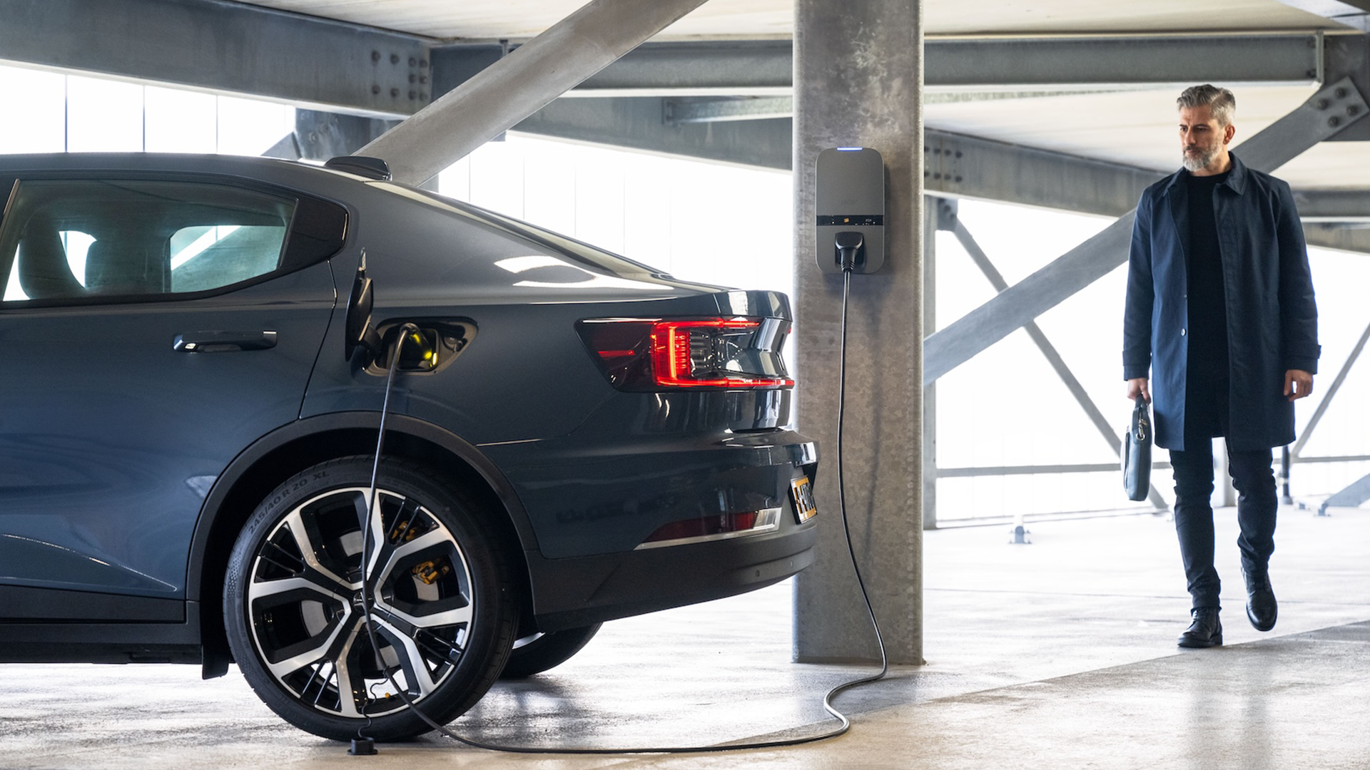 Elektrische auto laadt op een zakelijke laadlocatie in een parkeergarage