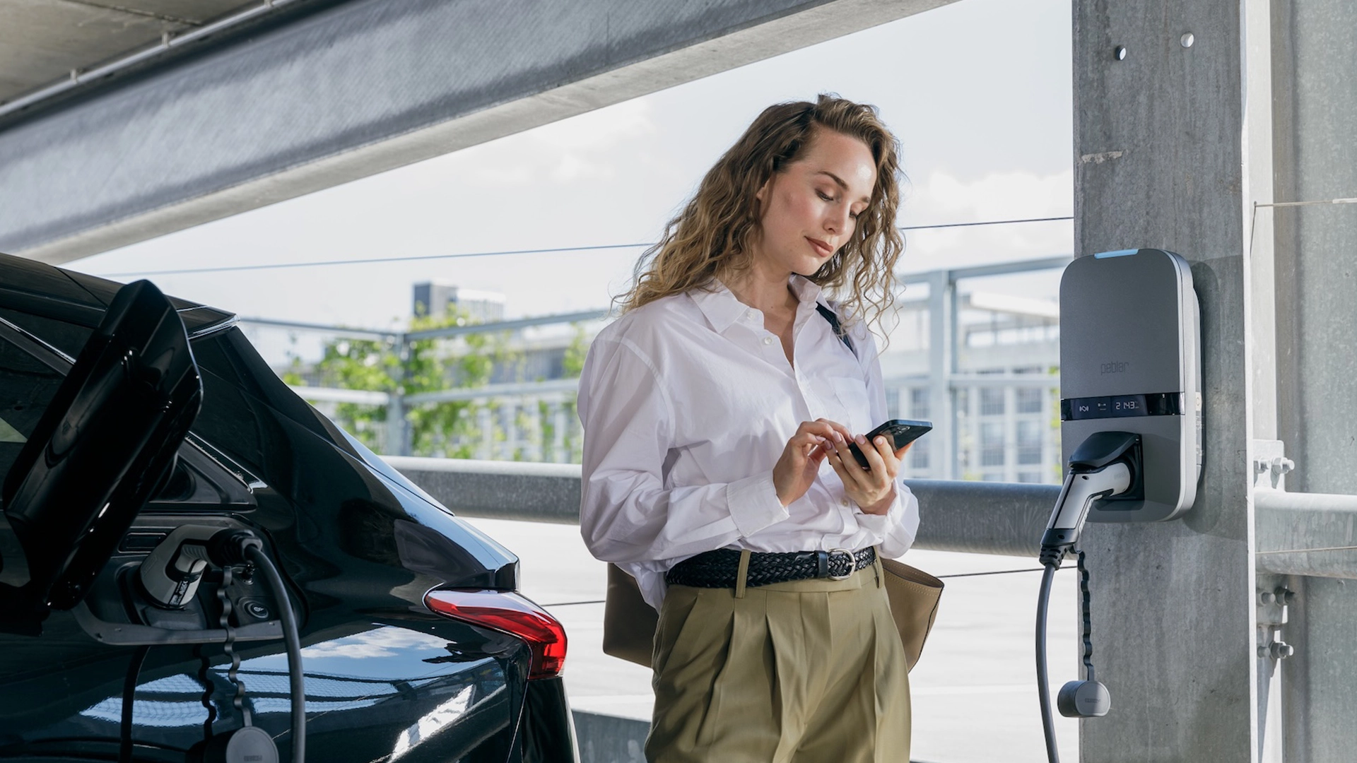 Elektrische auto bij een laadpaal: van geladen kWh naar ERE-certificaten