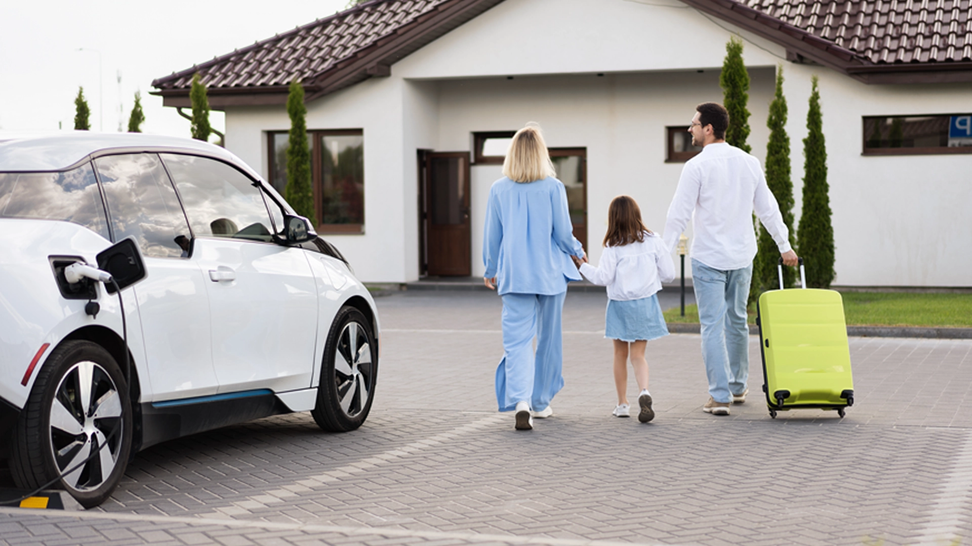 Elektrische auto bij hotel of stadse parkeerlocatie