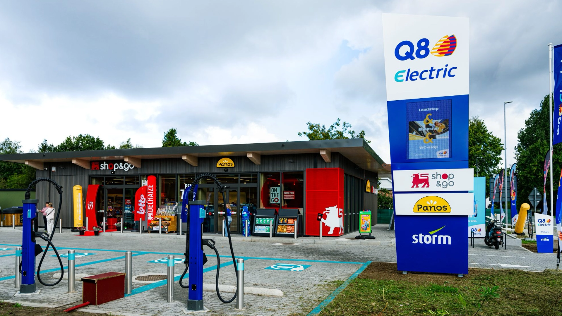 EV bij een Europees snellaadstation langs de snelweg