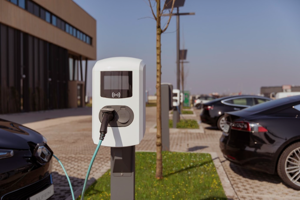 4 redenen waarom je medewerkers niet gratis moet laten laden op kantoor