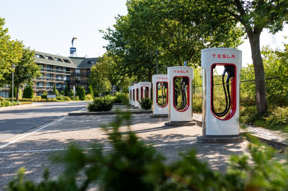 Laadkompas-gebruikers kunnen nu laden bij Tesla Superchargers in heel Europa